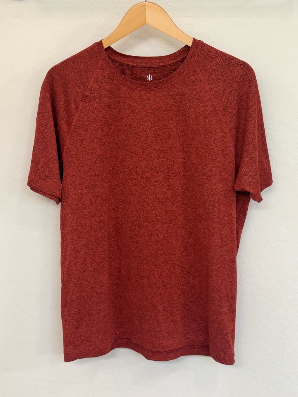 Rhone Reign Short Sleeve Training T-Shirt Men's Size L Heathered Crimson Red